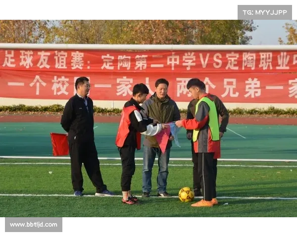 林肯中学女橄队员成都学编中国结 互换队旗架友谊桥梁共谱未来 林肯中学女橄队员成都学编中国结 互换队旗架友谊桥梁共谱未来